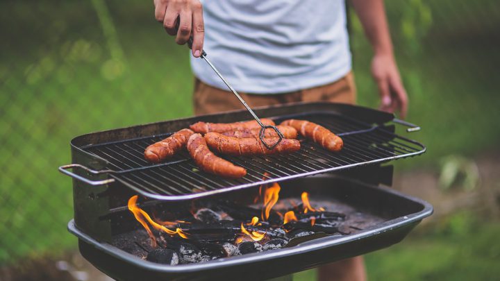 Modne stylizacje na letnie imprezy grillowe i przyjęcia na świeżym powietrzu