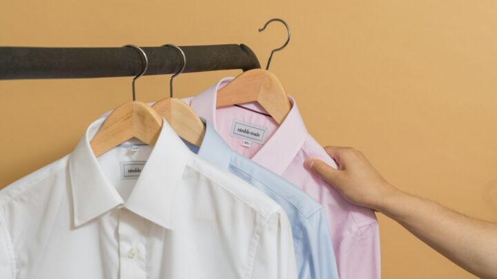 Koszula męska slim fit – co to znaczy i komu pasuje ten krój?