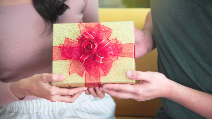 Czy warto kupić biżuterię z motywem szczęścia? Symbolika drzewka, która zaskakuje