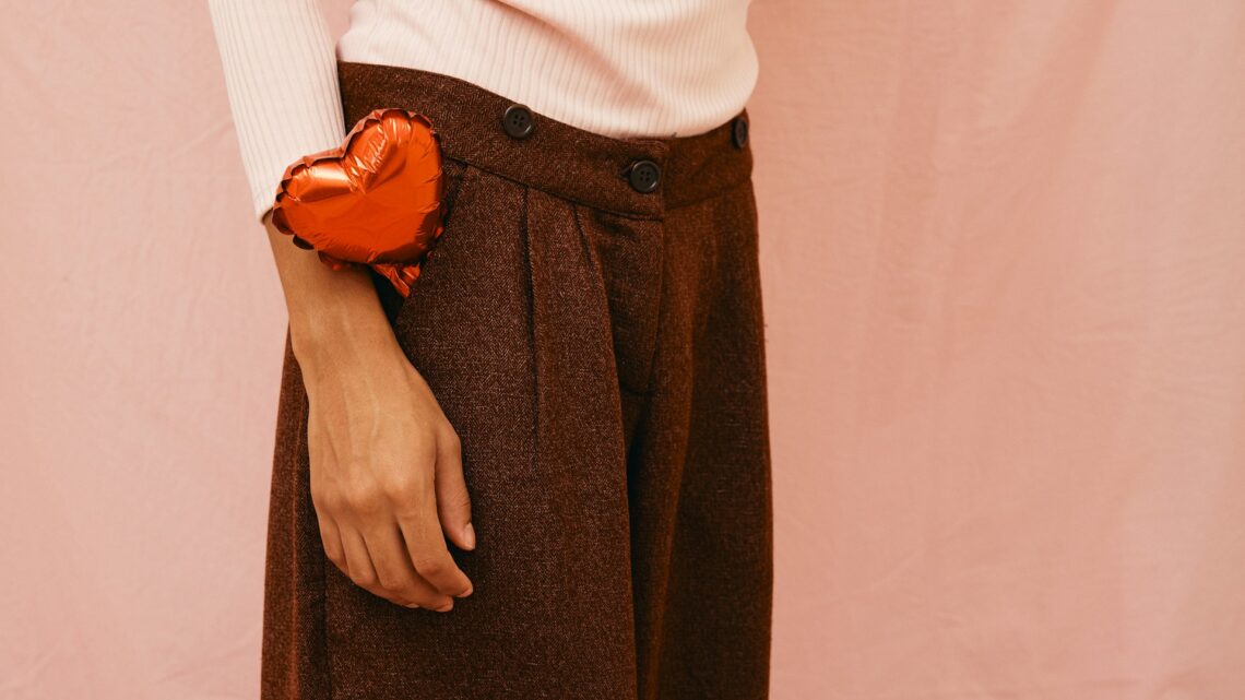 Jak nosić szerokie spodnie, żeby nie pogrubiały sylwetki?