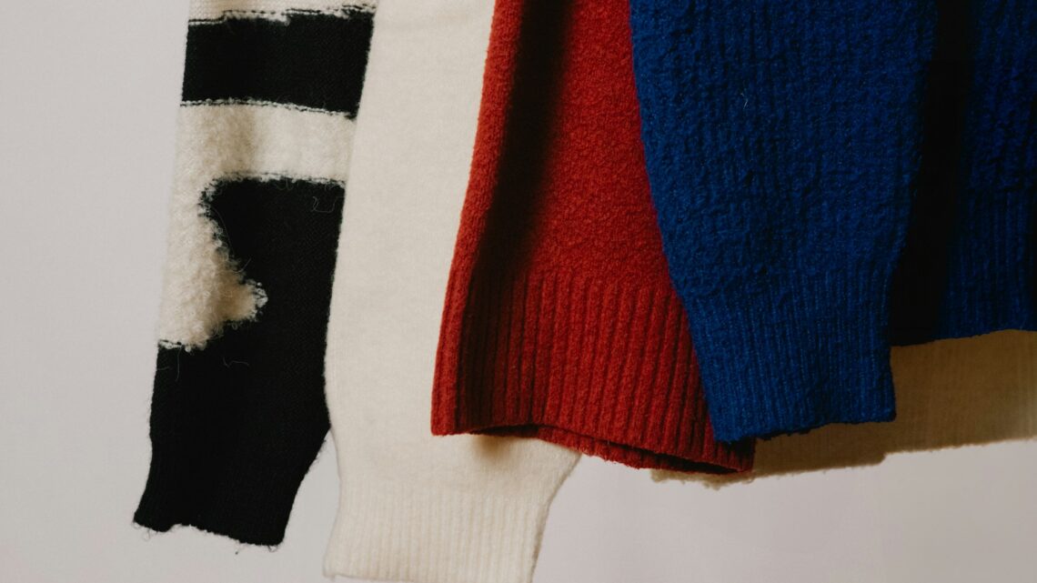 Jak stworzyć elegancki outfit z ciepłym swetrem w roli głównej?