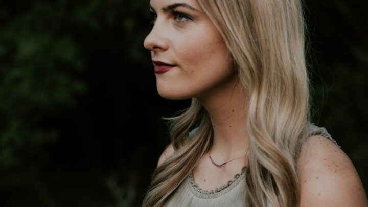 Dekolt w serek czy okrągły – który wybrać, żeby optycznie wyszczuplić sylwetkę?