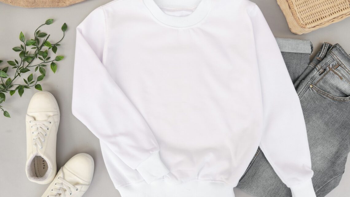 Jak stylizować bluzę bez kaptura na co dzień?