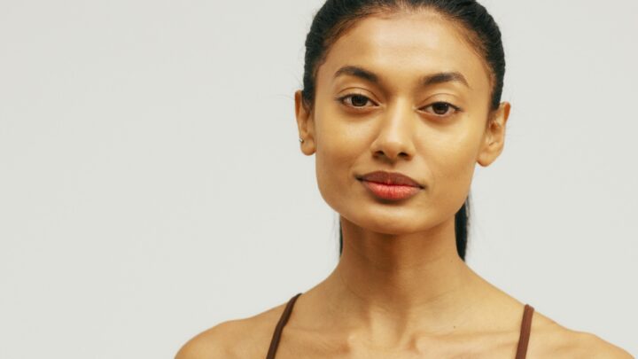 Mycie twarzy rano: żel czy sama woda?