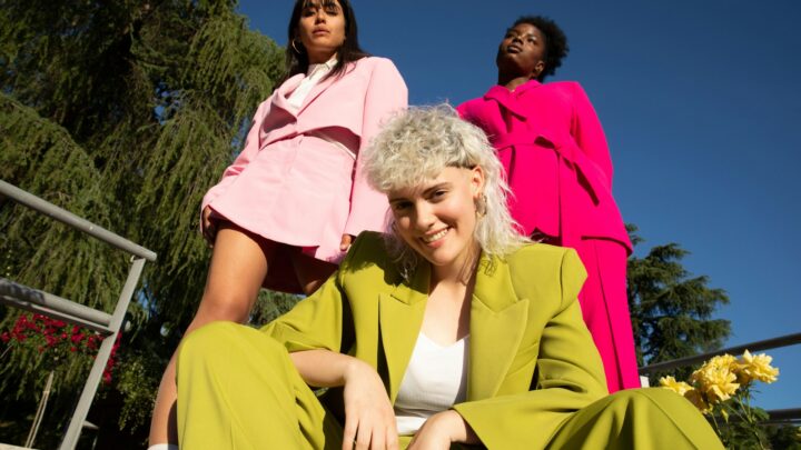 Jakie ubrania są must-have w każdej kapsułowej garderobie?