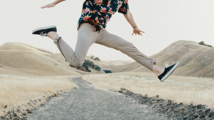 Joggery czy klasyczne chinosy – które wybrać do smart casual?